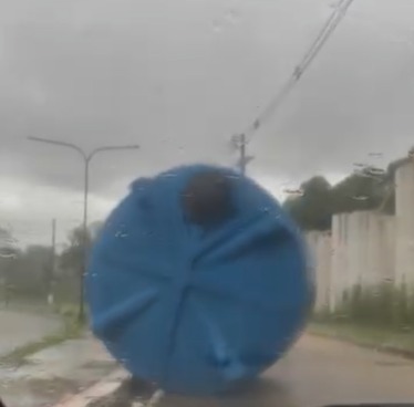 Motorista flagra caixa d’água caída em rua de Rio Branco após chuva