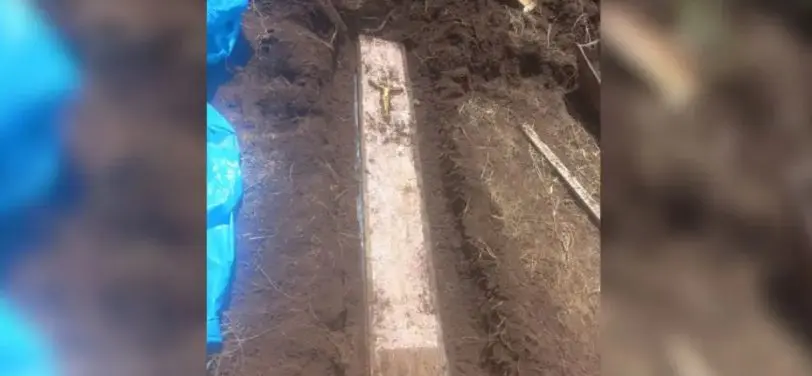 Homem escava canteiro e acha caixão com ossada humana