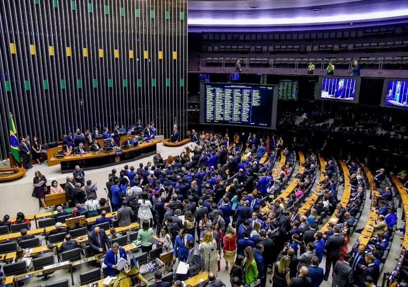 Grupo de 13 servidores da Câmara acumula R$ 9,3 milhões em horas extras desde 2016
