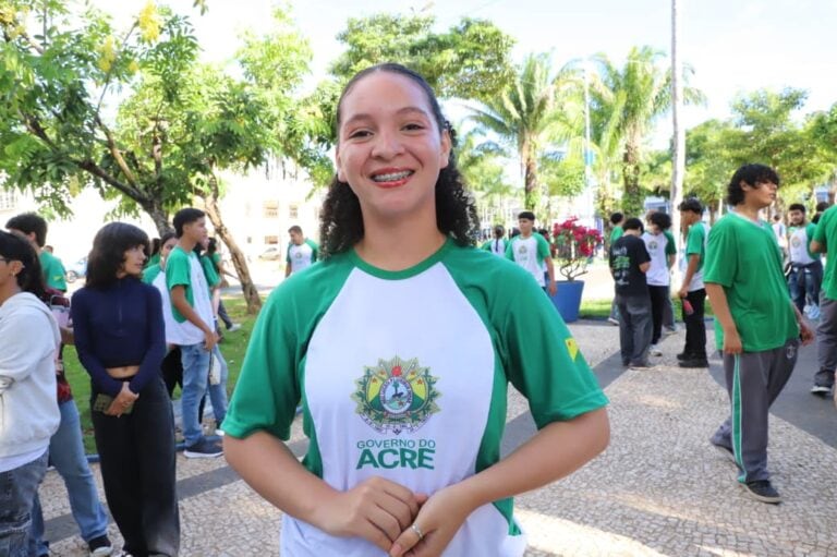 Veja: Estudantes ocupam centro de Rio Branco em caminhada pela paz