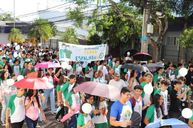 Veja: Estudantes ocupam centro de Rio Branco em caminhada pela paz