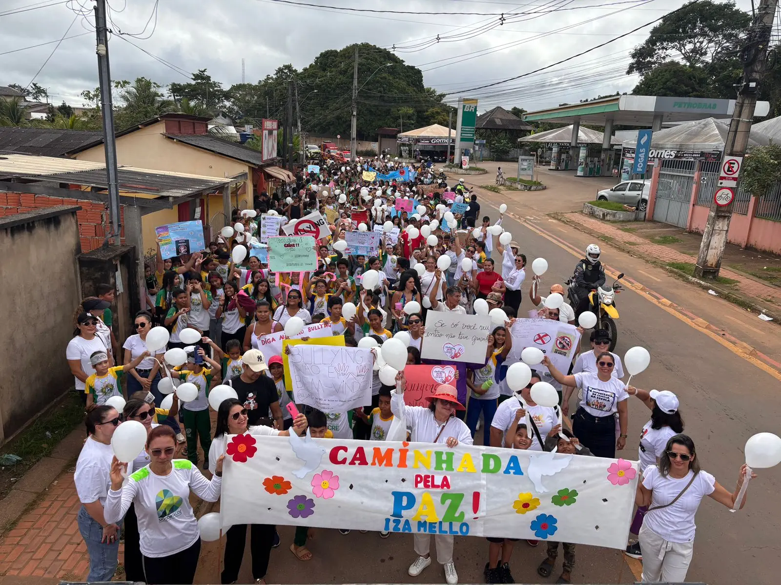 Caminhada mobiliza comunidade escolar contra o bullying e o cyberbullying