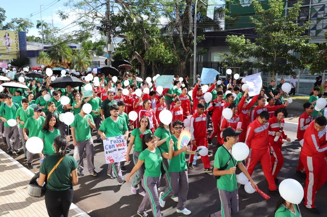 Veja: Estudantes ocupam centro de Rio Branco em caminhada pela paz