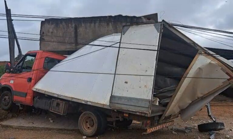 Um caminhão fora de controle acabou causando uma sequência de danos, invadindo um estabelecimento comercial.