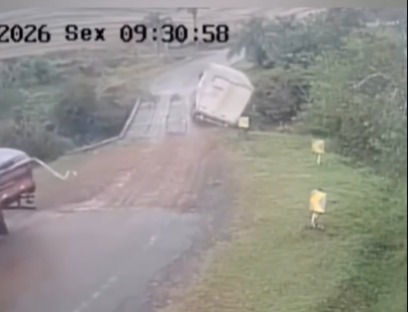 Caminhão cai em rio após acidente em ponte estreita de madeira