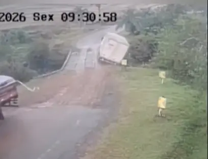 Caminhão cai em rio após acidente em ponte estreita de madeira