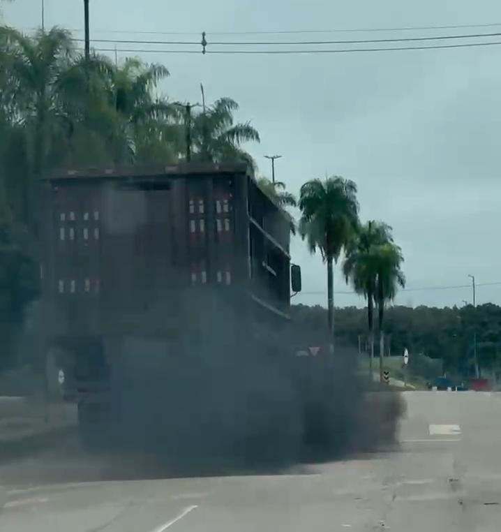 Flagrante: vídeo mostra caminhão liberando fumaça preta na BR-364