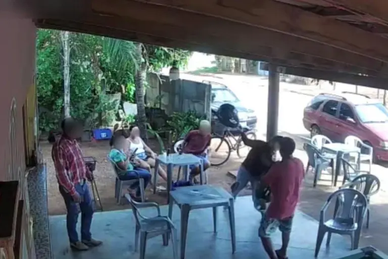 Mulher mata homem espancado com capacete em bar