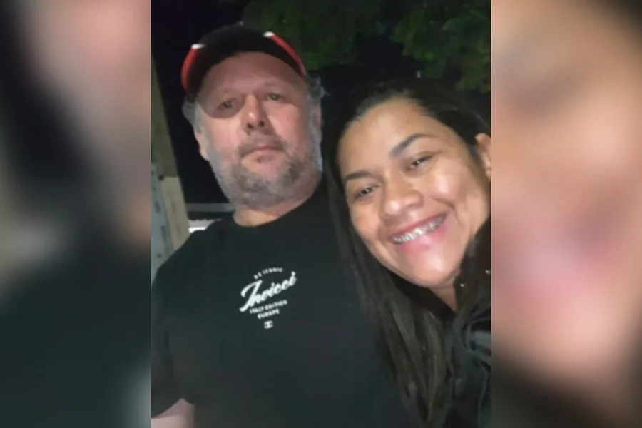 O Ministério Público do Paraná (MPPR) apresentou denúncia contra Jaqueline Francisca dos Santos Schumann, de 32 anos, pela morte de seu marido, Valdir Schumann, em Cafelândia, no oeste do estado. O crime, ocorrido em 12 de março deste ano, foi motivado por uma discussão doméstica sobre o horário de desligar o roteador de internet e a televisão.