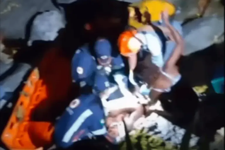 Turista fica ferida após cair de encosta de 3 metros