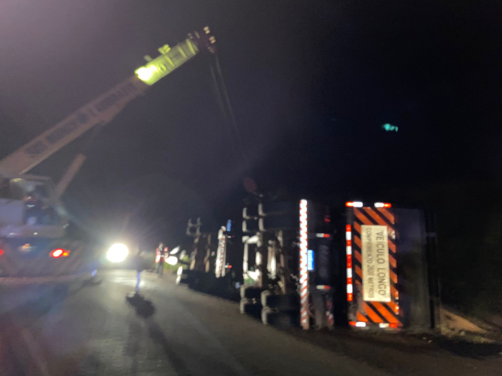 Carreta carregada com brita tomba na BR-364 e interdita rodovia por horas