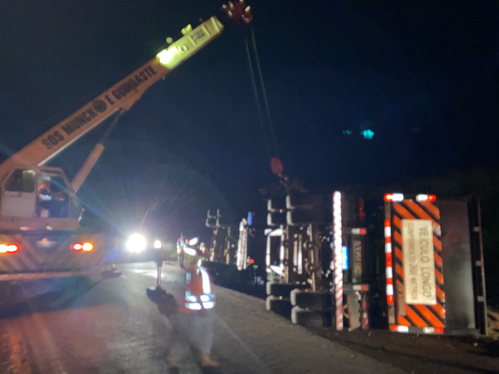 Carreta carregada com brita tomba na BR-364 e interdita rodovia por horas
