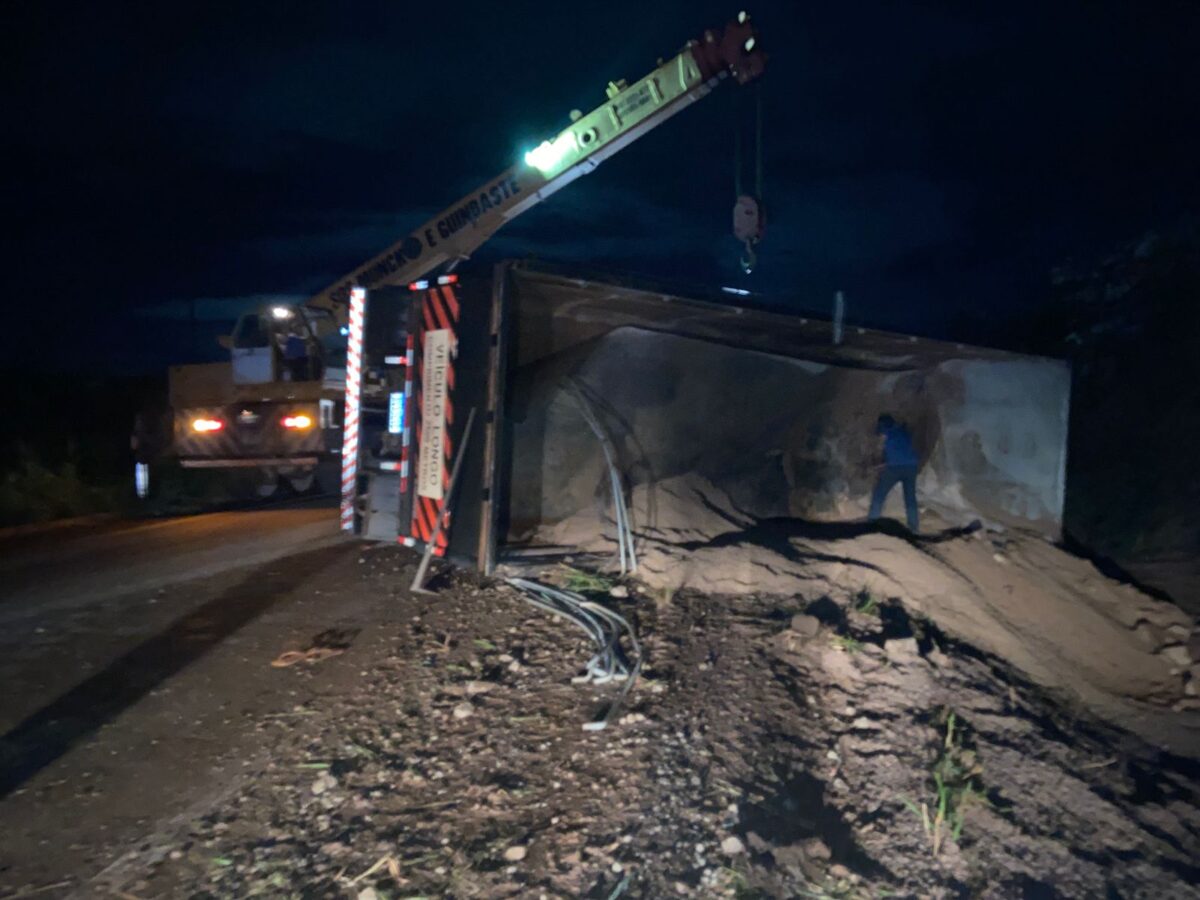 Carreta carregada com brita tomba na BR-364 e interdita rodovia por horas