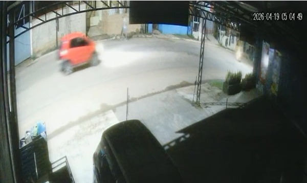 Veja o momento em que carro na contramão atinge moto e foge em Brasiléia