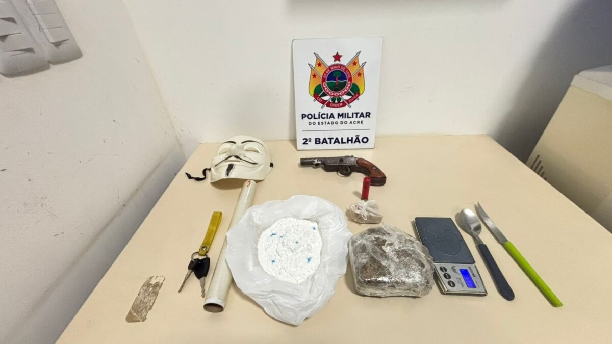 Uma operação da Polícia Militar resultou na apreensão de drogas e uma arma de fogo em uma residência abandonada