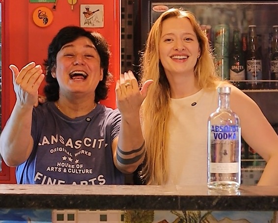 Festa animada na Casa do Rio com decoração vibrante e público celebrando.