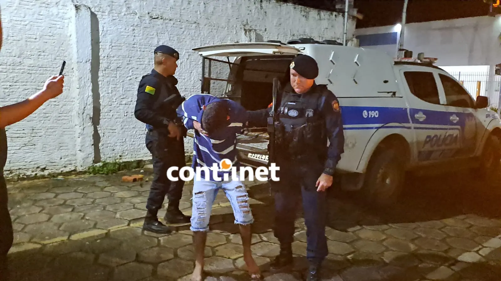 Polícia prende casal com mais de 4 kg de skunk e apreende armas em Rio Branco Polícia prende casal com mais de 4 kg de skunk e apreende armas em Rio Branco