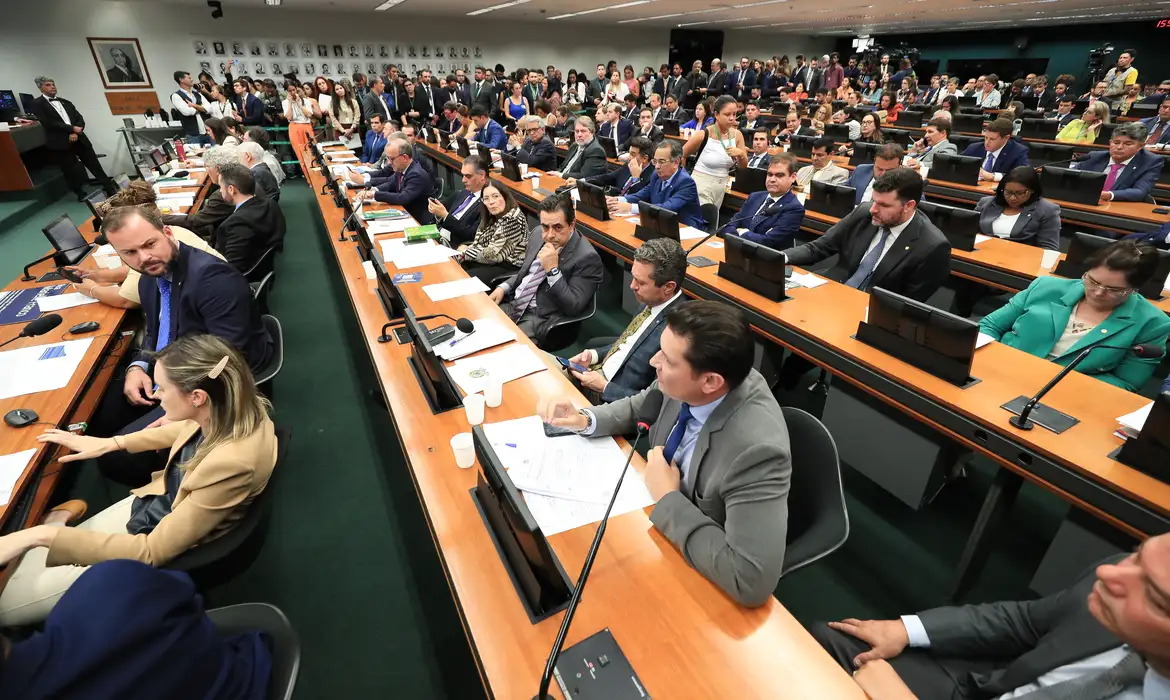 CCJ da Câmara aprova PEC que pede o fim da escala 6×1