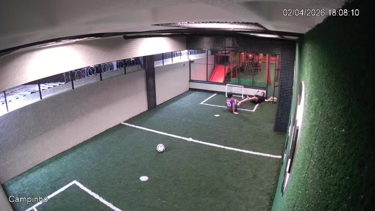 Adolescente evita tragédia ao salvar amigo preso a portão energizado