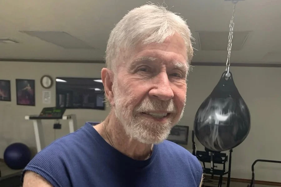 A morte de Chuck Norris, ocorrida em 19 de março aos 86 anos, tornou-se alvo de uma campanha de desinformação sofisticada. Na noite desta quarta-feira (01/04), os familiares do astro de Braddock e Walker, Texas Ranger publicaram um comunicado oficial no Instagram alertando para conteúdos enganosos criados com o uso de Inteligência Artificial.