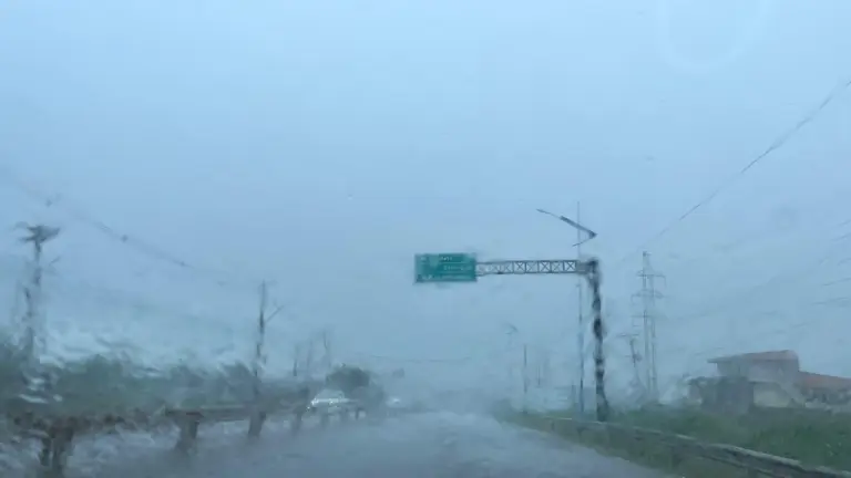 Além da chuva, a capital acreana também registrou ventos fortes, que provocaram estragos em diferentes pontos.