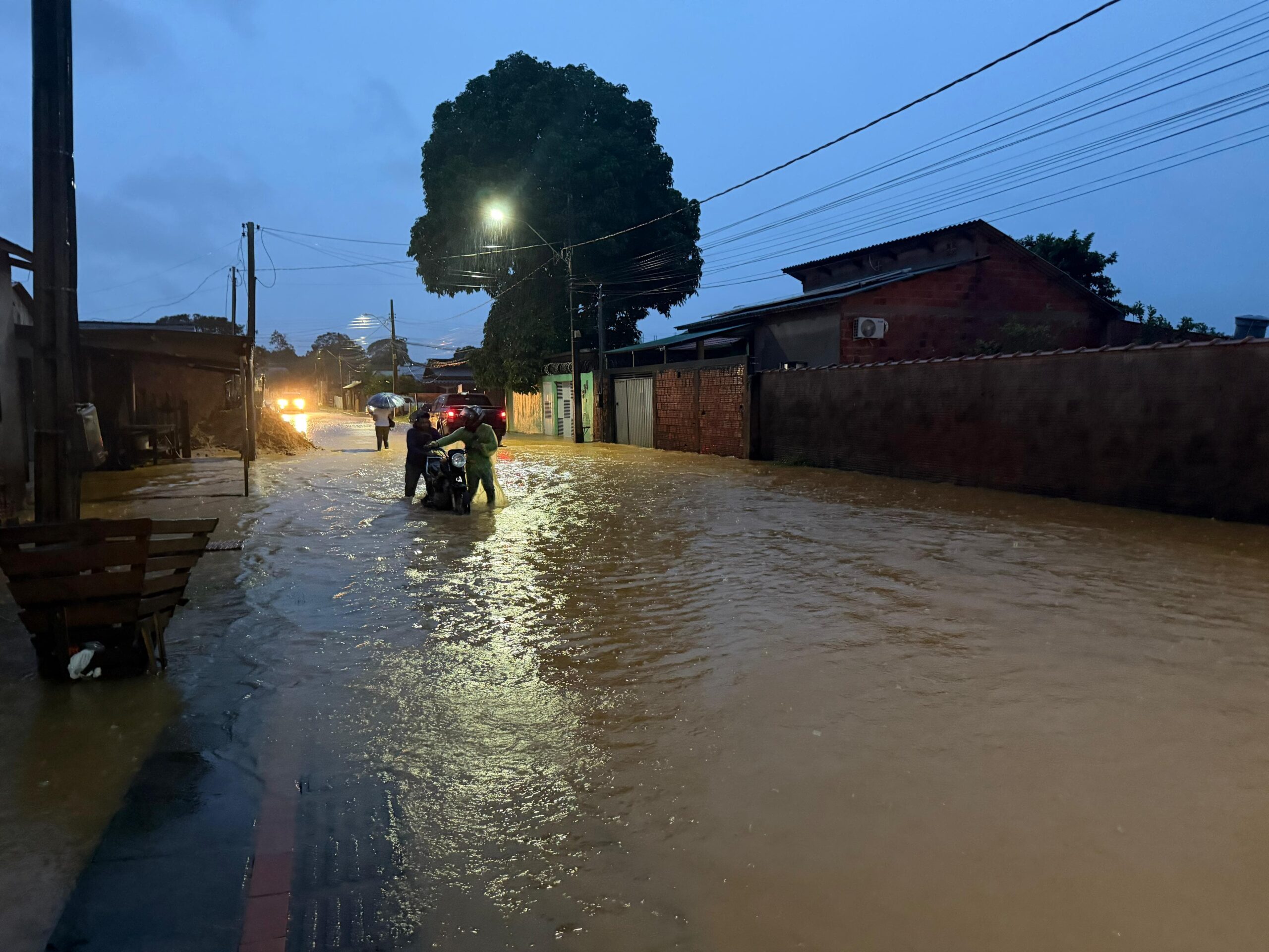 : Enxurrada em Brasiléia invade casas e comércios após chuva de 237mm