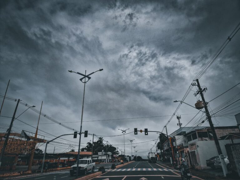 Ao mesmo tempo em que autoridades alertam para o risco de uma seca severa nos próximos meses, um novo aviso de chuvas intensas