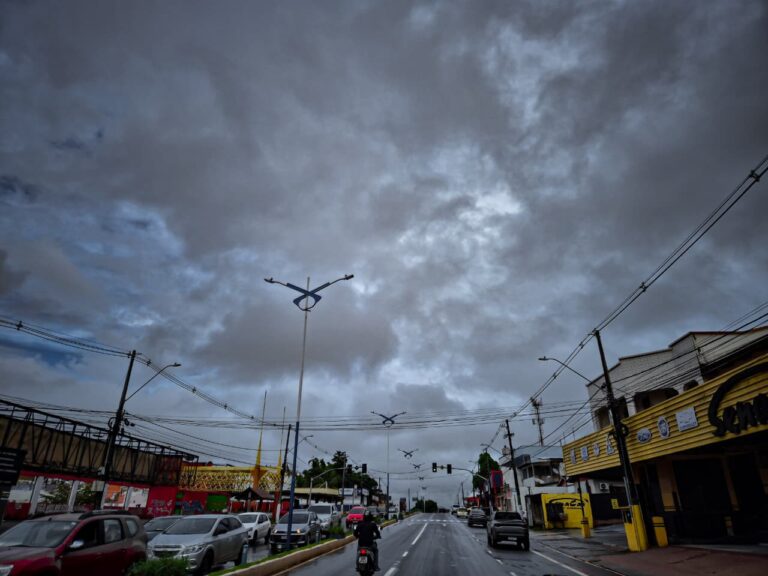 O Inmet emitiu um alerta laranja para todo o Acre, com previsão de chuvas intensas e ventos fortes a partir da manhã desta sexta-feira (24)