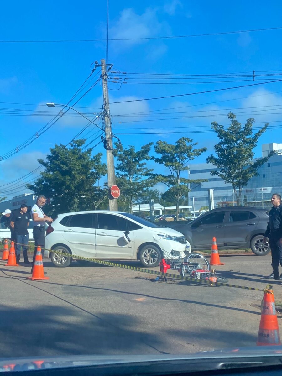 Um acidente envolvendo um carro e uma bicicleta elétrica foi registrado na manhã desta quinta-feira (30), ao lado da Cidade da Justiça