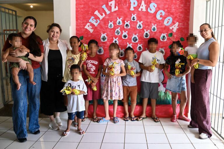 Crianças do Educandário Santa Margarida recebem ação especial de Páscoa