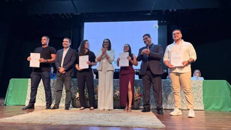 Acre empossa 142 servidores e encerra concurso histórico da Educação