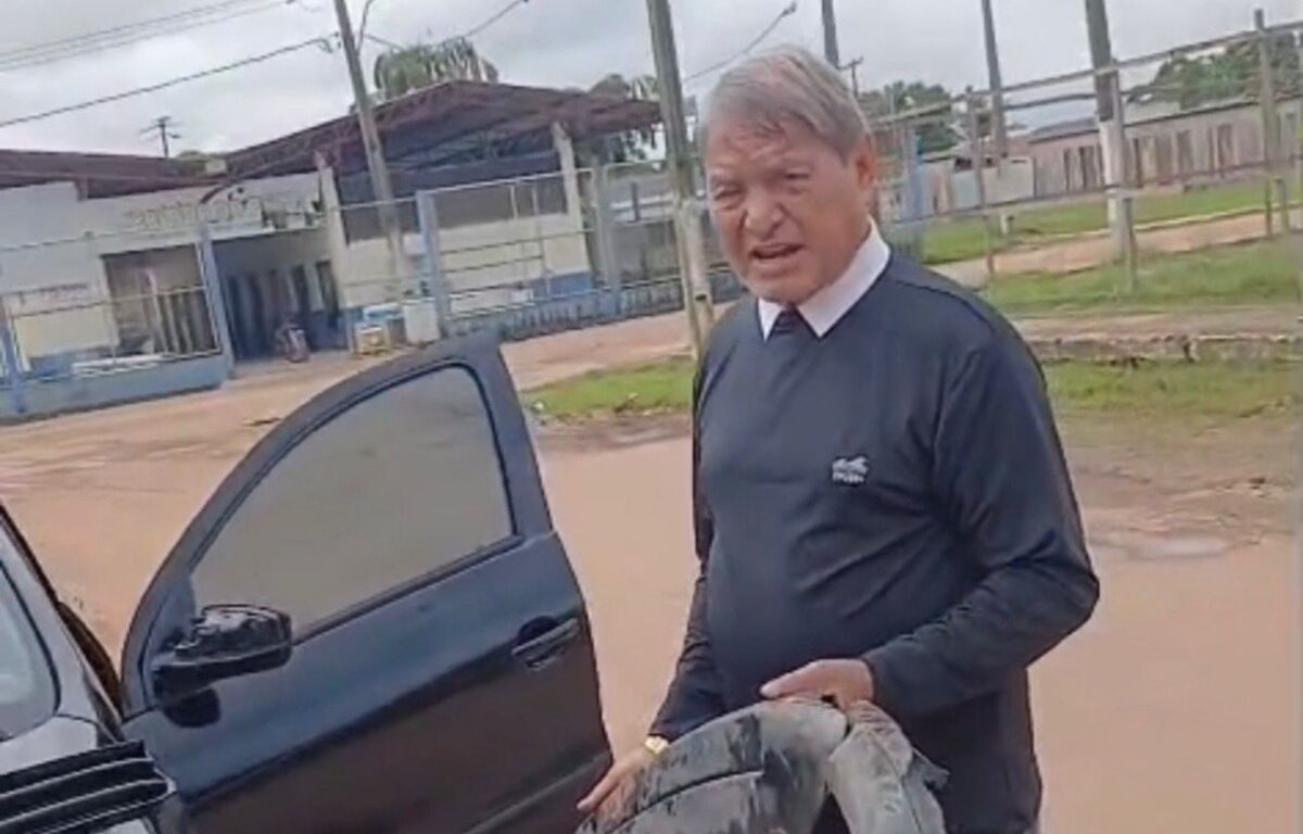 m motorista relatou prejuízo após atingir um buraco nas proximidades da feira livre dos colonos e acabar danificando o veículo.