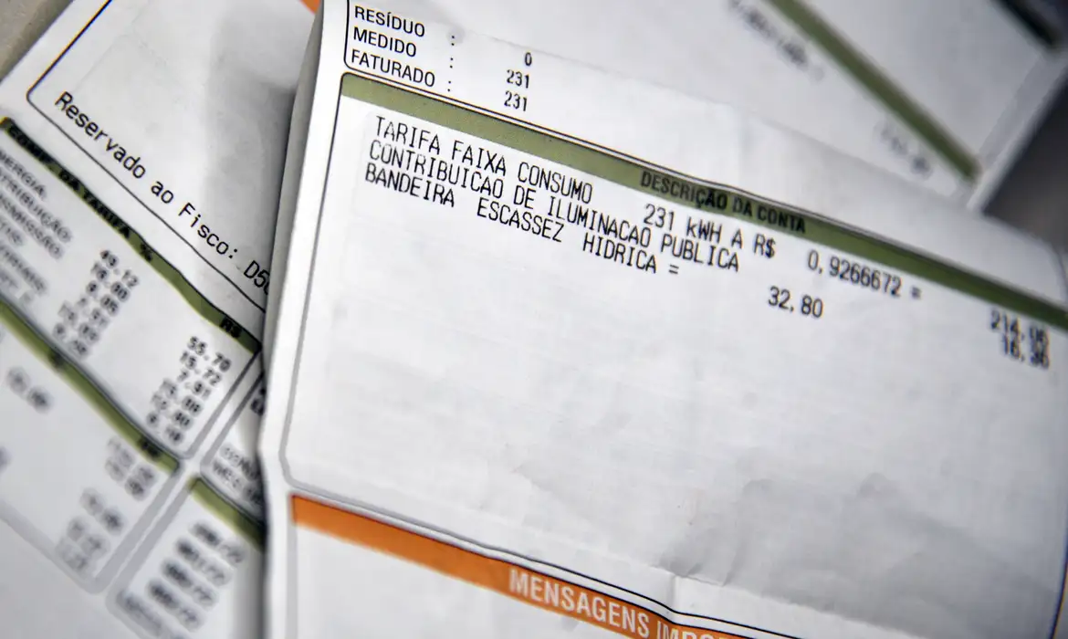 Veja como idosos podem solicitar descontos na conta de energia