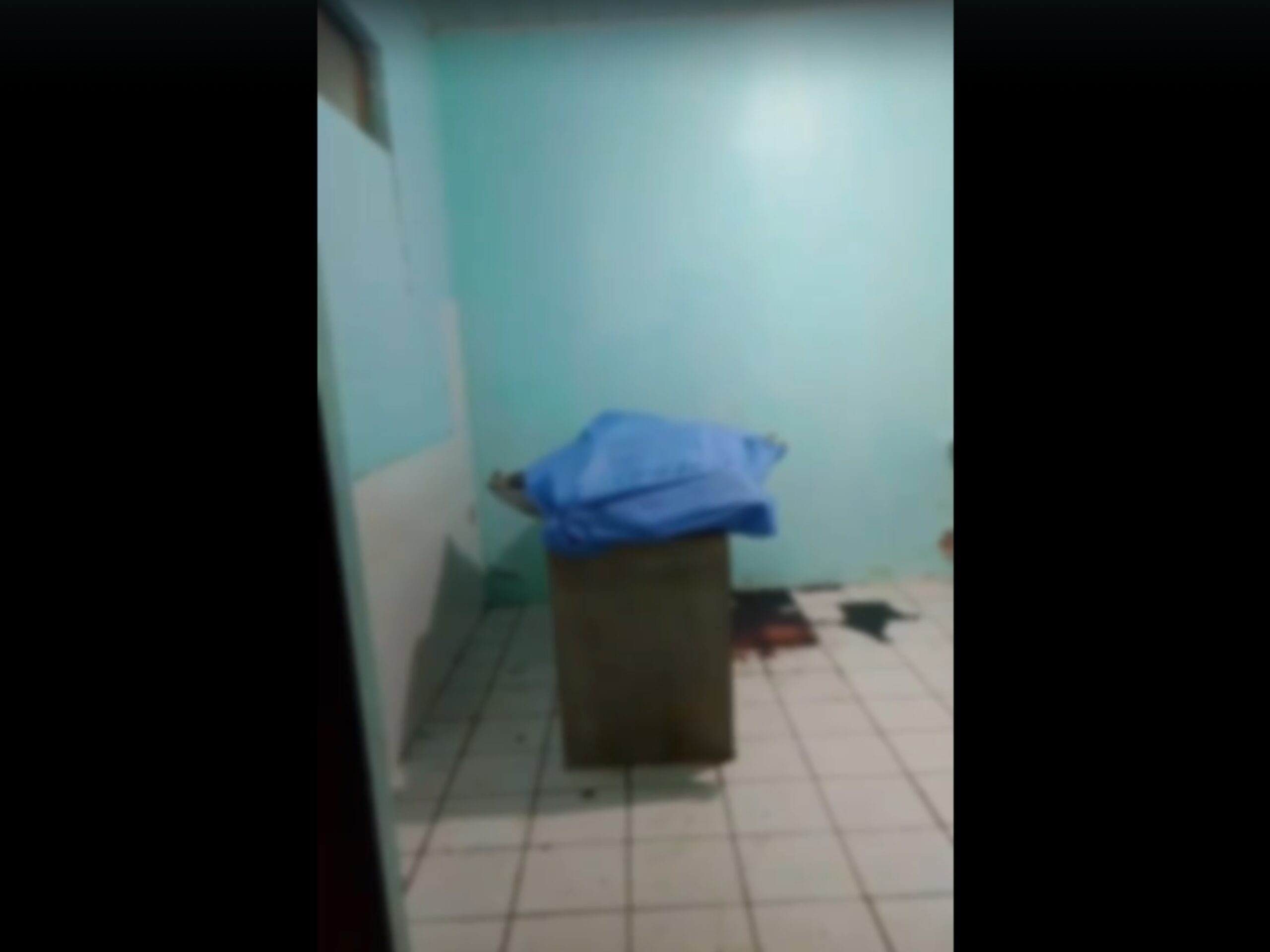 Família expõe corpo de jovem com sangue escorrendo e moscas