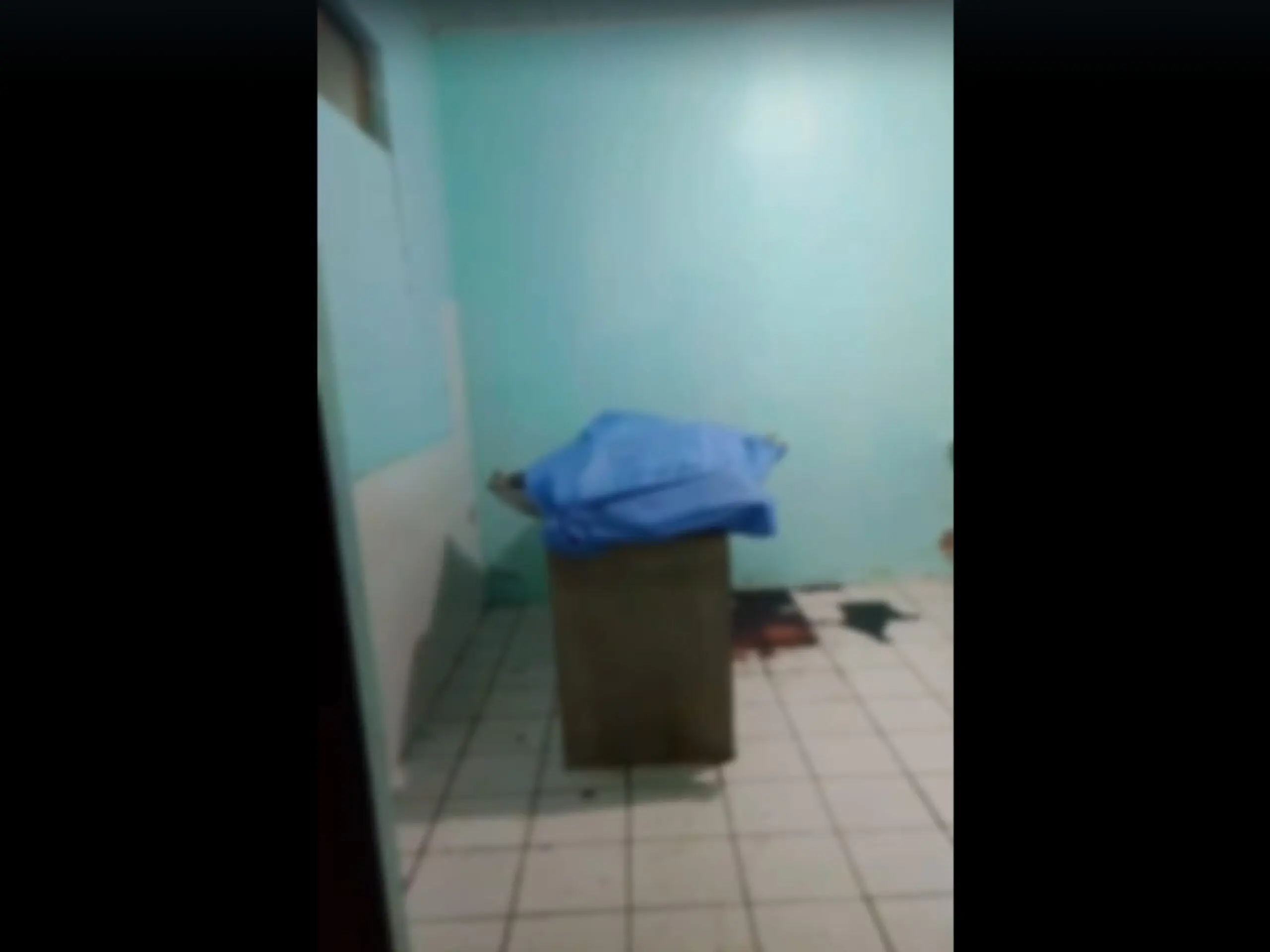 Família expõe corpo de jovem com sangue escorrendo e moscas
