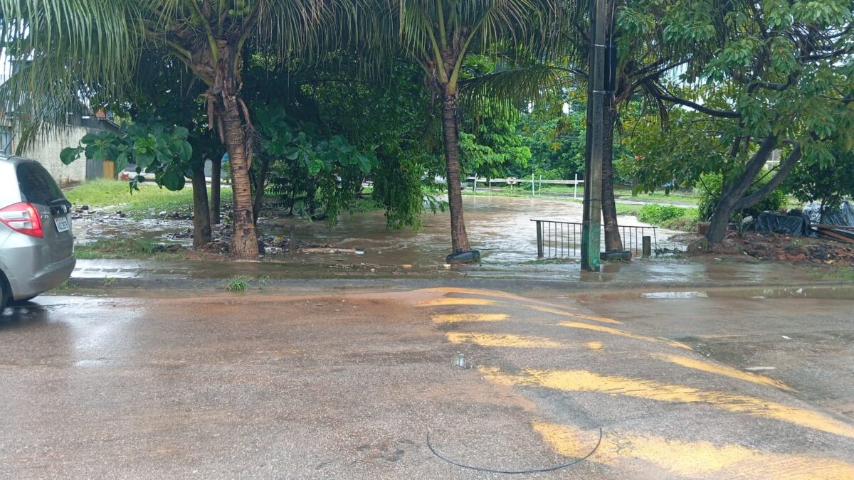 O córrego transbordou após a chuva forte que atingiu Rio Branco