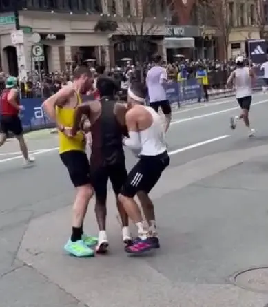 Atleta brasileiro interrompe prova para ajudar corredor em Boston