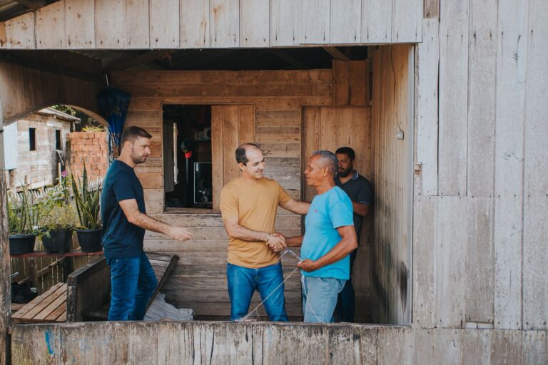 Prefeitura constrói 300 metros de trapiche na Várzea após enchente