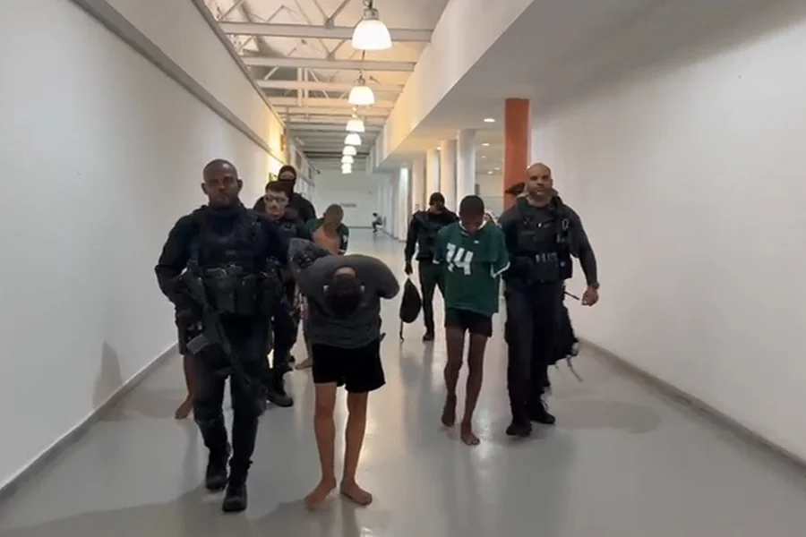 Uma investigação de inteligência da Polícia Civil culminou, nesta terça-feira (07/04), no estouro de uma base operacional do Comando Vermelho (CV) na Estrada dos Bandeirantes, em Jacarepaguá. A ação resultou na prisão de quatro suspeitos e na descoberta de um arsenal que misturava o tráfico de entorpecentes com crimes de patrimônio.