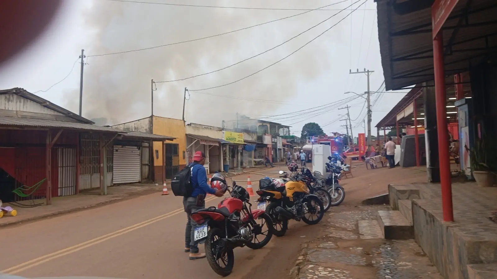 Vídeo mostra ápice do incêndio que atingiu lojas no Acre