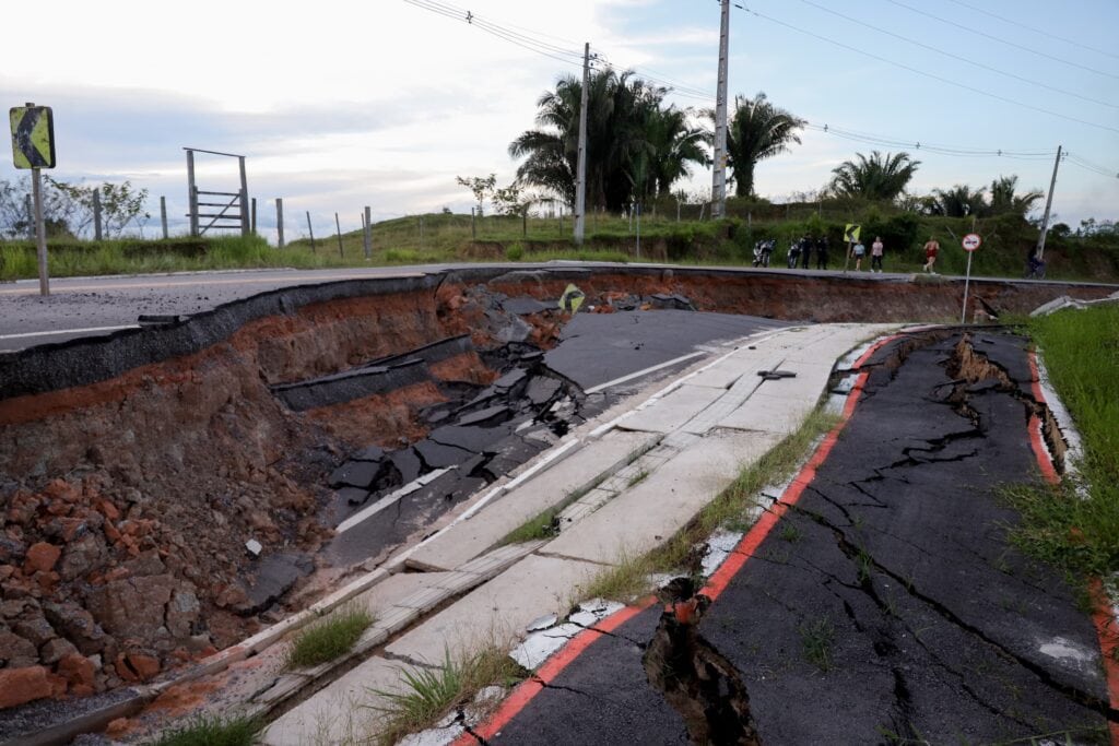 Mailza vistoria deslizamento e enviará insumos para obras em Tarauacá