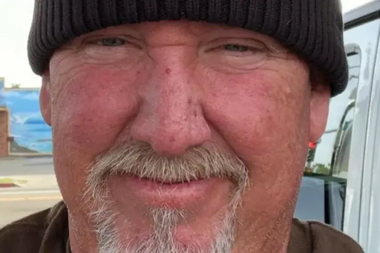 O mundo dos reality shows está em luto. Darrell Sheets, de 67 anos, foi encontrado morto em sua residência em Lake Havasu City, no Arizona, nesta quarta-feira (22/04). Enquanto a polícia confirma que a causa foi um ferimento autoinfligido, o foco das autoridades agora se volta para denúncias de cyberbullying e perseguição sistemática contra o veterano da TV.