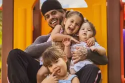 Após críticas por viagens Zé Felipe celebra reencontro com filhas