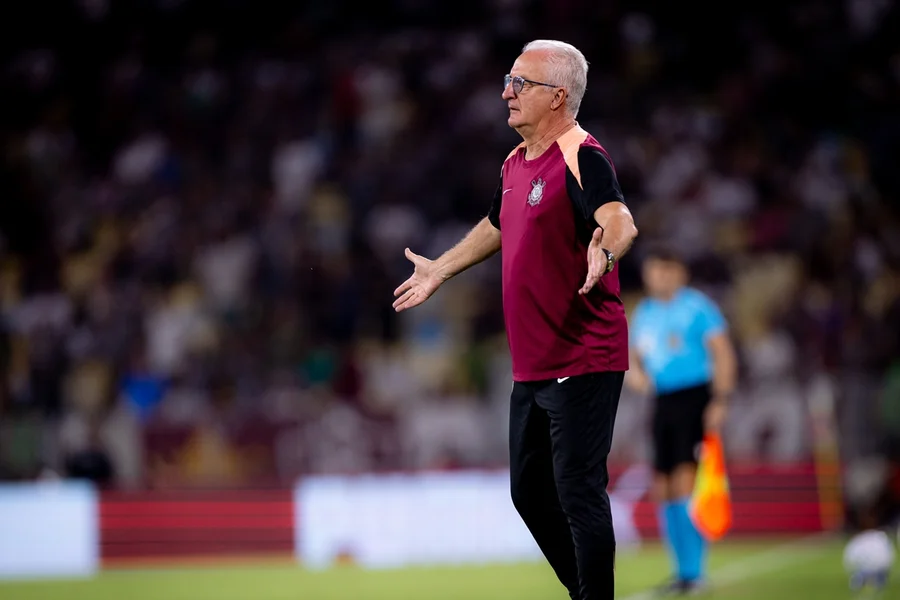 O Corinthians deixou o Maracanã na noite desta quarta-feira (01/04) com mais perguntas do que respostas. A derrota por 3 x 1 para o Fluminense, pela 9ª rodada do Brasileirão, escancarou a fase delicada da equipe. Em uma coletiva marcada pela autocrítica, o técnico Dorival Júnior admitiu que o planejamento para o duelo não saiu do papel como esperado.