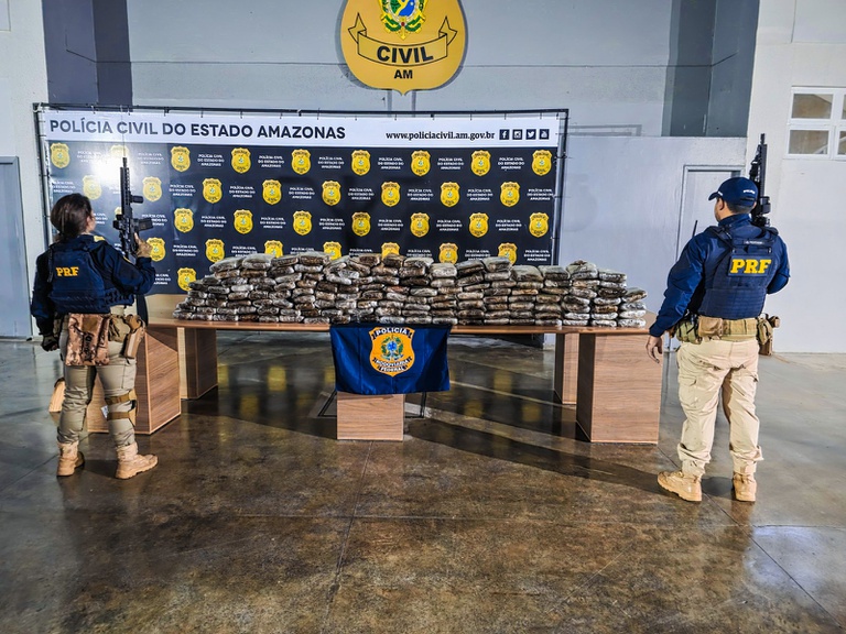 PRF e Receita Federal apreendem maconha dentro de congelador