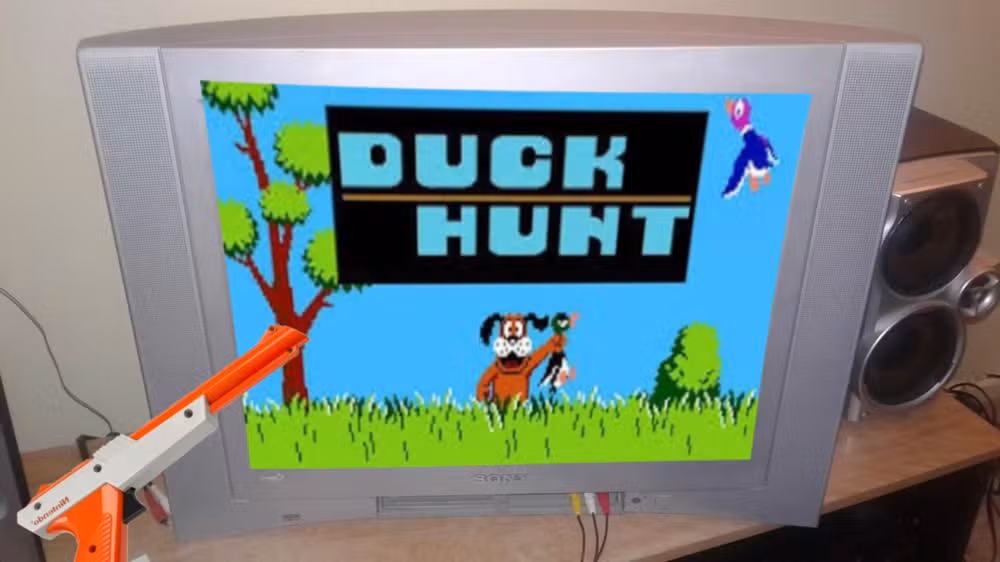 Lançado em 1984, Duck Hunt foi muito mais do que um passatempo de caça a patos virtuais; foi uma aula de engenharia aplicada. Nesta sexta-feira (17/04), relembramos como nomes de peso como Gunpei Yokoi (criador do Game Boy) e Shigeru Miyamoto (pai de Mario e Zelda) salvaram a Nintendo de uma crise bilionária adaptando uma tecnologia de arenas de boliche para a sala de estar.