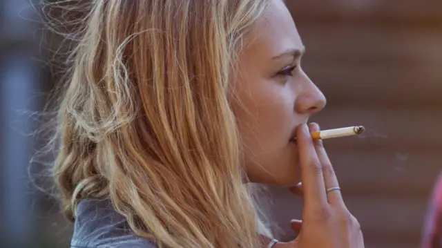 Reino Unido proíbe venda de cigarros para nascidos a partir de 2009