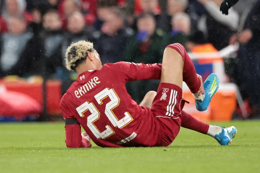 O atacante Hugo Ekitiké, de 23 anos, teve confirmada a ruptura total do tendão de Aquiles direito após se lesionar no primeiro tempo da partida entre Liverpool e PSG, nesta terça-feira (14/04). Segundo o jornal L’Equipe, a gravidade da lesão exige cirurgia imediata e meses de afastamento.