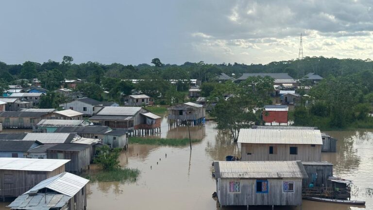 Rio Juruá ultrapassa cota de alerta e volta a preocupar moradores
