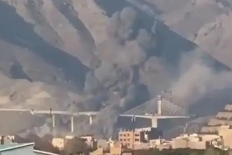 A infraestrutura estratégica do Irã sofreu um golpe devastador na noite desta quinta-feira (02/04). Alvos de uma operação conjunta das forças aéreas dos Estados Unidos e Israel, a maior ponte do país veio abaixo, deixando um rastro de destruição e vítimas. Segundo a mídia local, o balanço inicial aponta para duas mortes (com autoridades citando até nove vítimas em pontos isolados) e pelo menos 95 feridos.
